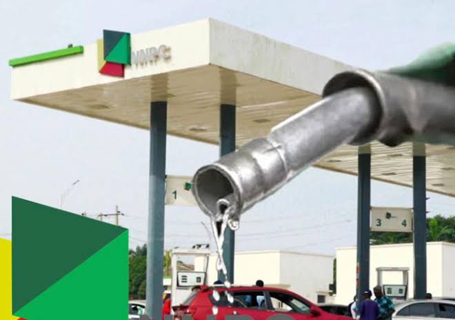Nigerian motorists at an NNPC petrol station amid debate over the Federal Government’s 30-day petrol discount and fuel affordability.